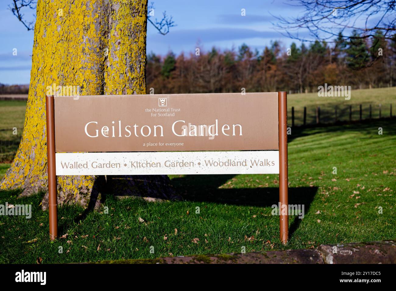 Panneau NTS National Trust for Scotland à l'entrée de Geilston Garden, un endroit pour tout le monde Banque D'Images
