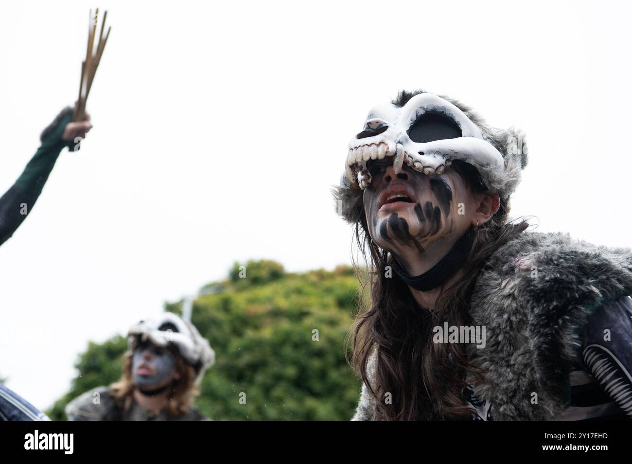 Surge Scotland interprétant un extrait funèbre de son spectacle de rue à grande échelle et de son spectacle musical de pandémonium "Beautiful Bones", dans le cadre d'une manifestation devant le Parlement écossais le 5 septembre 2024 en réponse à Creative Scotland annonçant sa décision le 19 août de supprimer son fonds pour les professionnels des arts individuels en raison de contraintes financières du gouvernement écossais; une annonce a été faite tard le 4 septembre que le fonds serait rétabli, mais il y a des inquiétudes concernant l'avenir du financement des arts en Écosse. Cette manifestation était organisée par STUC (Scottish Trades Unio Banque D'Images