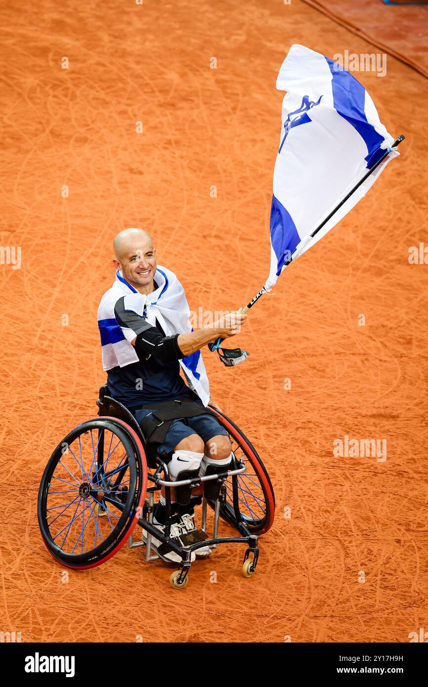 Paris, le 5 septembre 2024, épreuve paralympique de tennis en fauteuil roulant. Guy Sasson (ISR) est en action. (Photo de Frank Molter) crédit : Frank Molter/Alamy Live News Banque D'Images