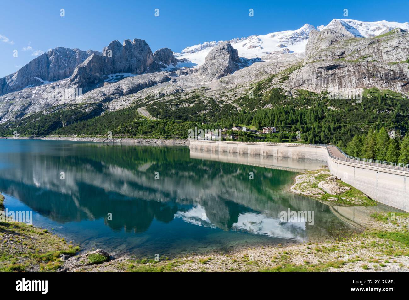 Lac Fedaia et barrage, réflexion de l'eau, fond de groupe massif de Marmolada avec glacier. Col des Dolomites Banque D'Images