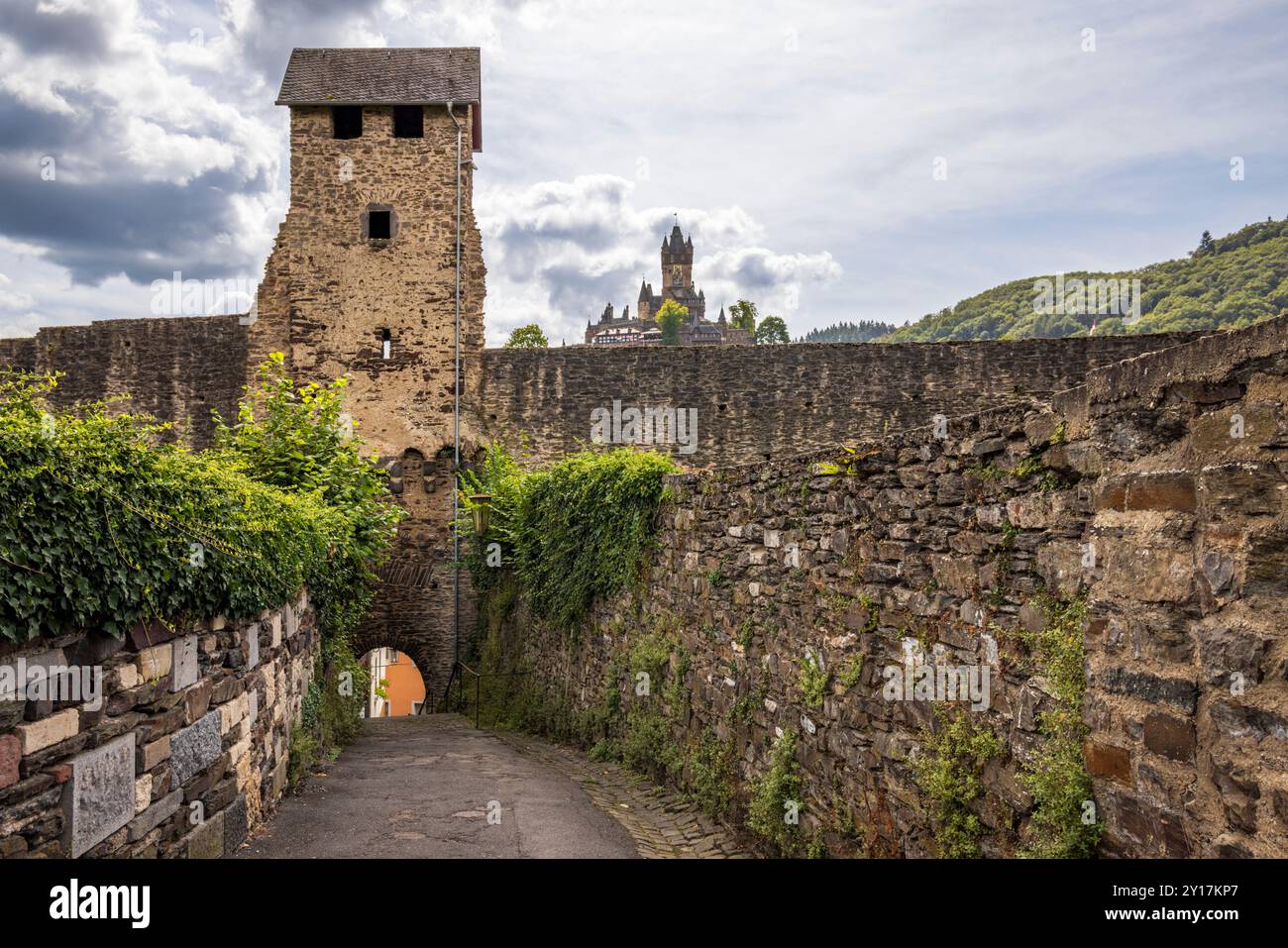 Balduinstor médiéval (porte de Baldwin) dans la vieille muraille de la ville avec le château de Reichsburg en arrière-plan, Cochem, Allemagne Banque D'Images