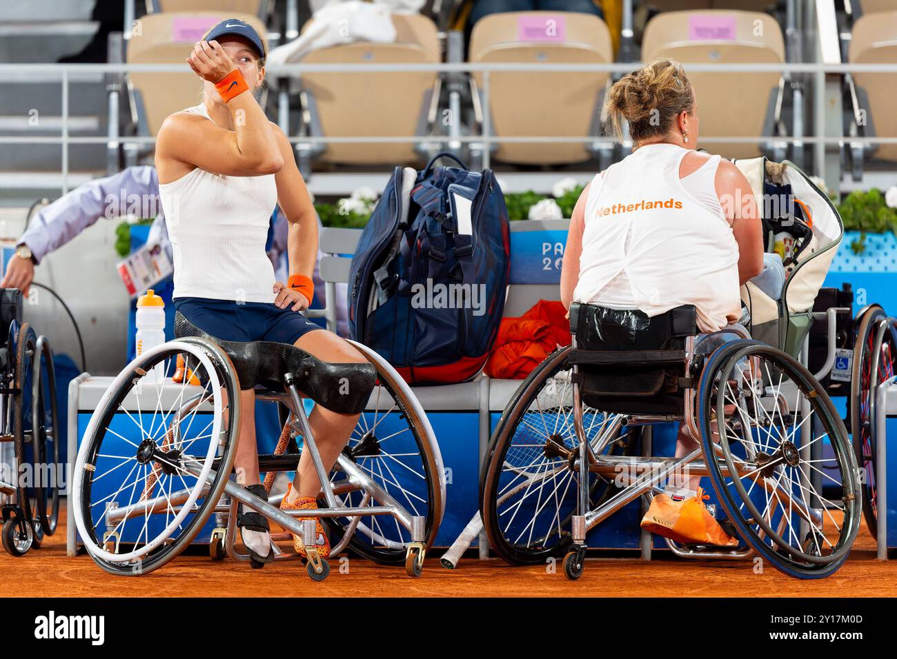 Paris, France. 05th Sep, 2024. PARIS, FRANCE - 5 SEPTEMBRE : Diede de Groot, des pays-Bas, et Aniek van Koot, des pays-Bas, semblent déçus après avoir participé à la finale des doubles féminins lors du jour 8 des Jeux paralympiques d'été de Tennis en fauteuil roulant - Paris 2024 à Roland Garros le 5 septembre 2024 à Paris, France. (Photo de Joris Verwijst/Agence BSR) crédit : Agence BSR/Alamy Live News Banque D'Images