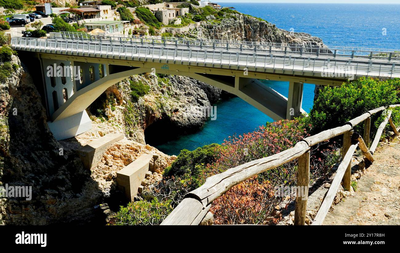 Baie de Ciolo et pont à Gagliano del Capo, Lecce, Pouilles, Italie Banque D'Images