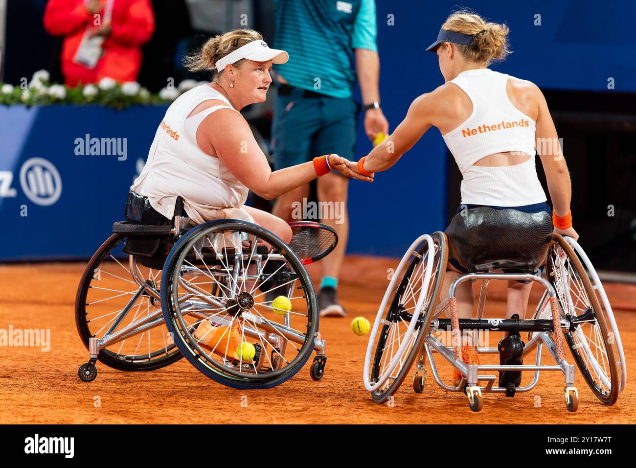 Paris, France. 05th Sep, 2024. PARIS, FRANCE - 5 SEPTEMBRE : Diede de Groot, des pays-Bas, interagit avec Aniek van Koot, des pays-Bas, lors de la finale des doubles féminins lors du jour 8 des Jeux paralympiques d'été de Tennis en fauteuil roulant - Paris 2024 à Roland Garros le 5 septembre 2024 à Paris, France. (Photo de Joris Verwijst/Agence BSR) crédit : Agence BSR/Alamy Live News Banque D'Images