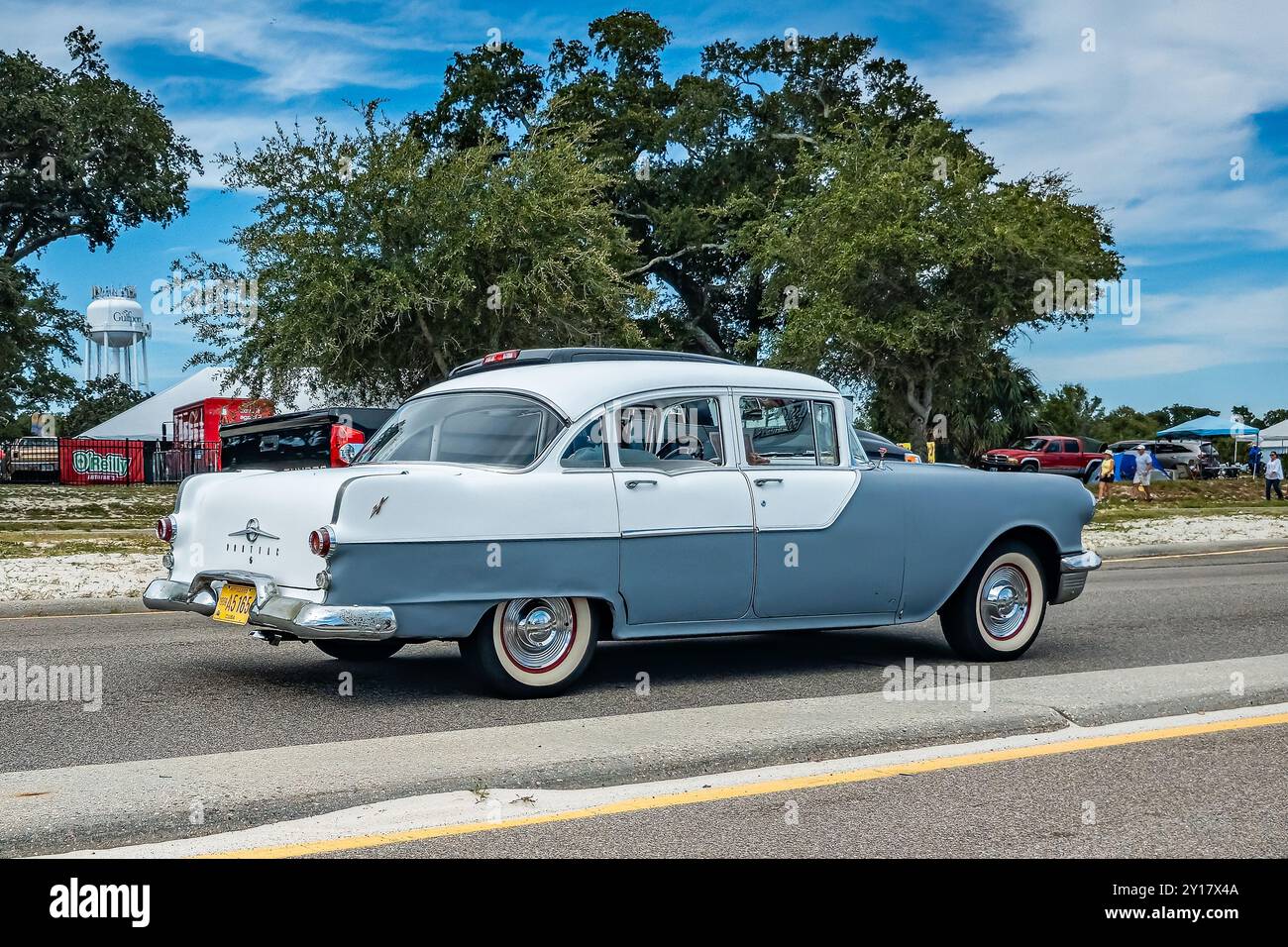 Gulfport, Mississippi - 7 octobre 2023 : vue d'angle arrière grand angle d'une berline Chieftain 4 portes 1955 de Pontiac lors d'un salon automobile local. Banque D'Images