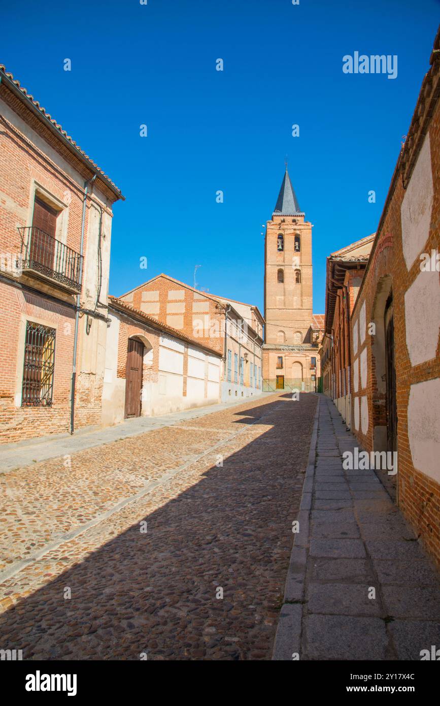 Rue et église San Nicolas. Madrigal de las Altas Torres, Avila province, Castilla Leon, Espagne. Banque D'Images