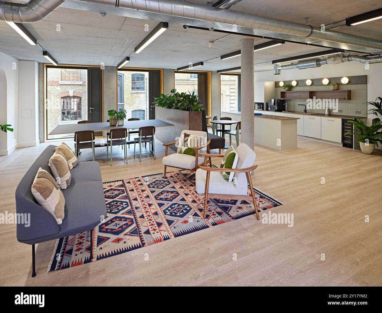 Espace de réunion ouvert avec vue sur la kitchenette. Woolyard, Londres, Royaume-Uni. Architecte : Conran & Partners, 2022. Banque D'Images