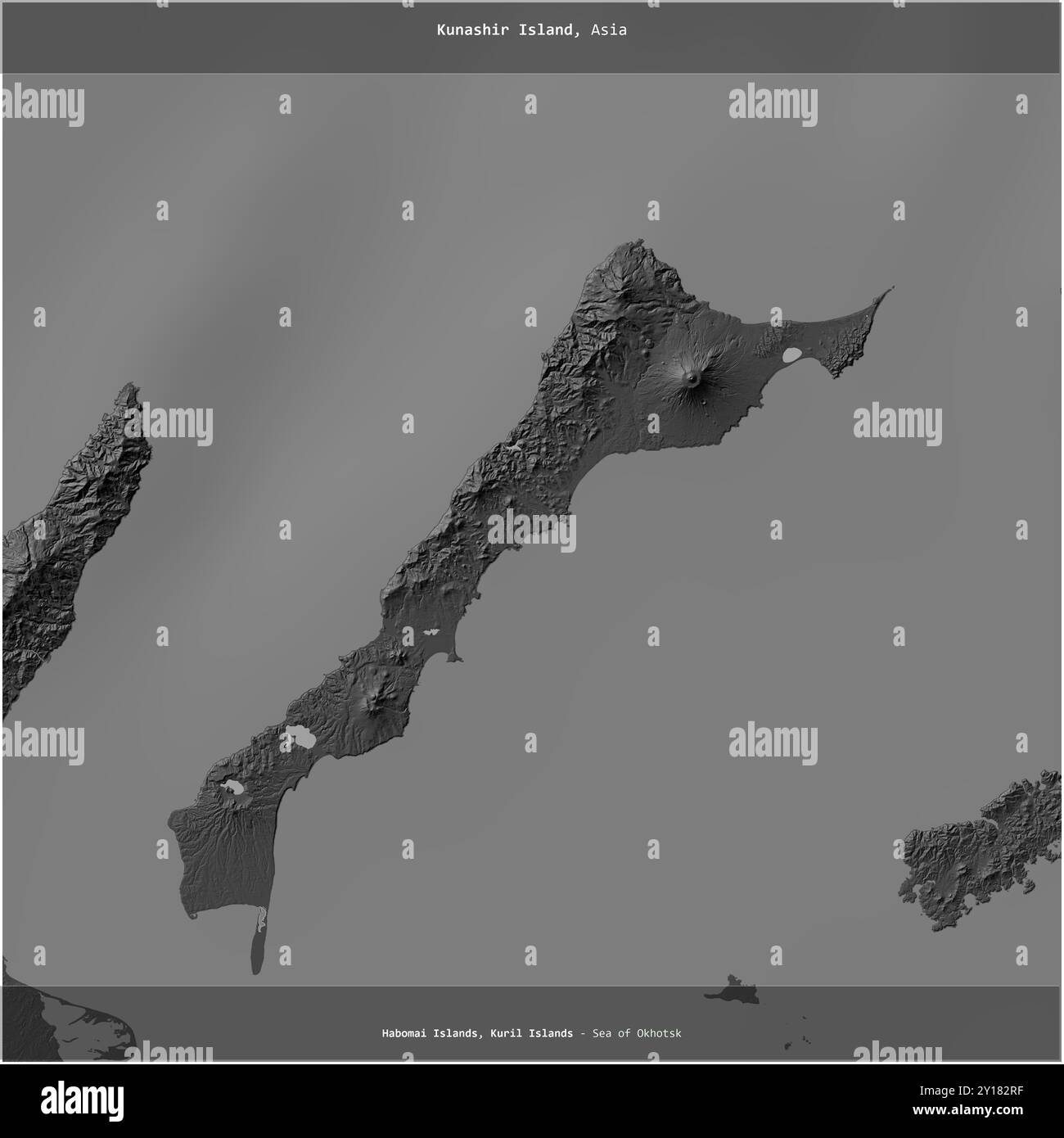 L'île de Kunashir dans la mer d'Okhotsk, appartenant à la Russie, a été coupée au carré sur une carte d'altitude à deux niveaux Banque D'Images