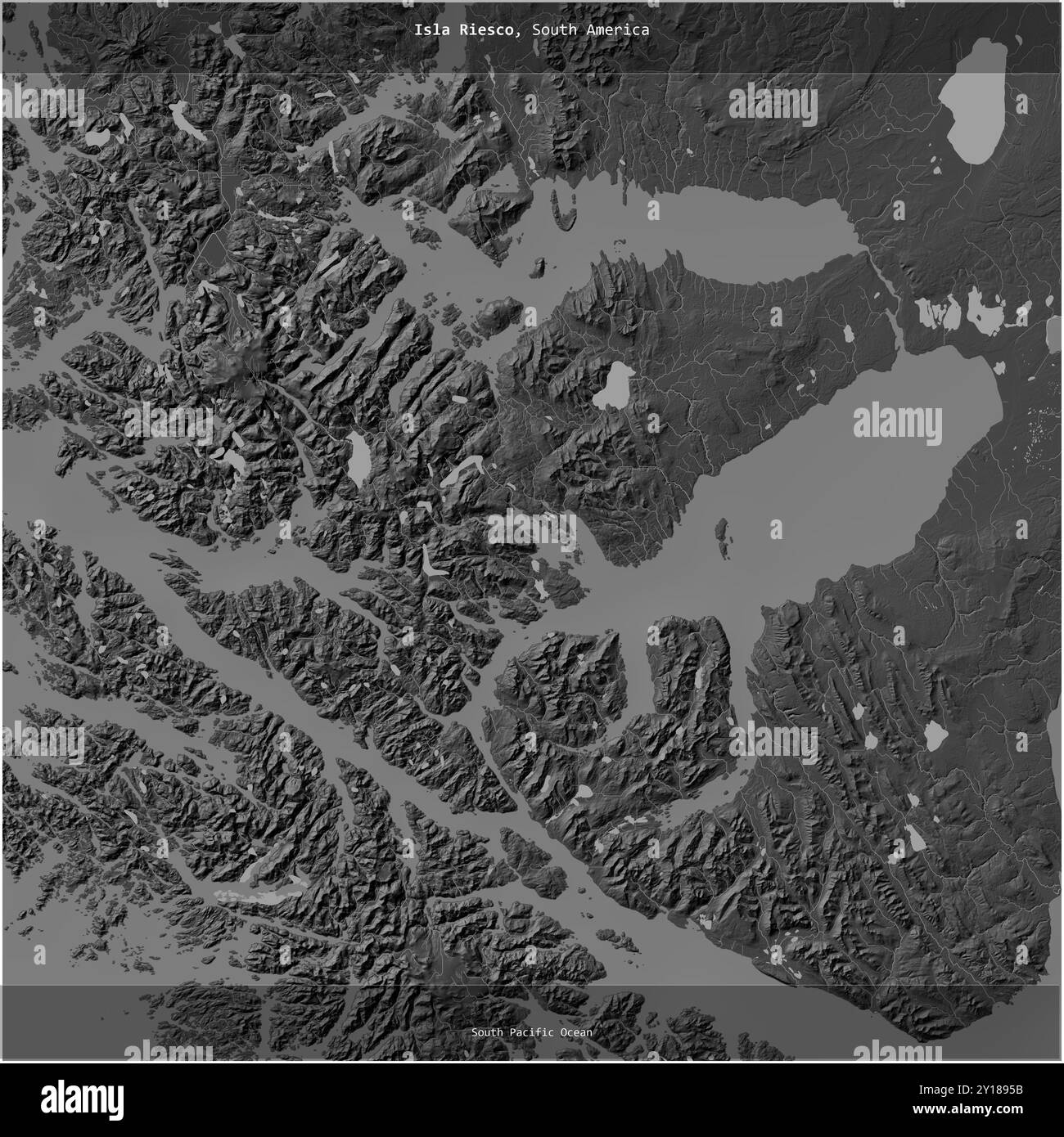 Isla Riesco dans l'océan Pacifique Sud, appartenant au Chili, recadrée au carré sur une carte d'altitude à deux niveaux Banque D'Images