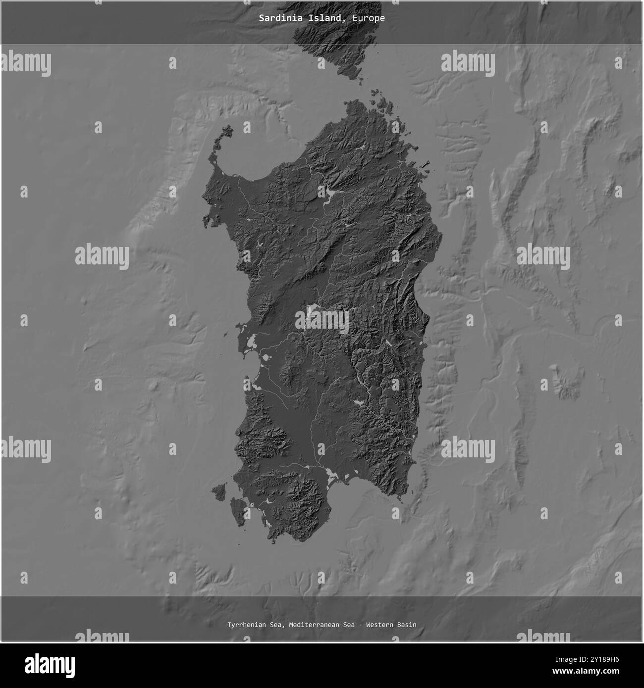 Île de Sardaigne dans la mer Tyrrhénienne, appartenant à l'Italie, coupée au carré sur une carte d'altitude à deux niveaux Banque D'Images