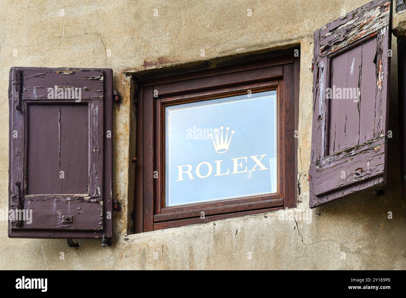 Détail d'une fenêtre avec le logo de la marque de montres de luxe Rolex à l'extérieur d'une bijouterie sur le pont médiéval Ponte Vecchio, Florence, Italie Banque D'Images