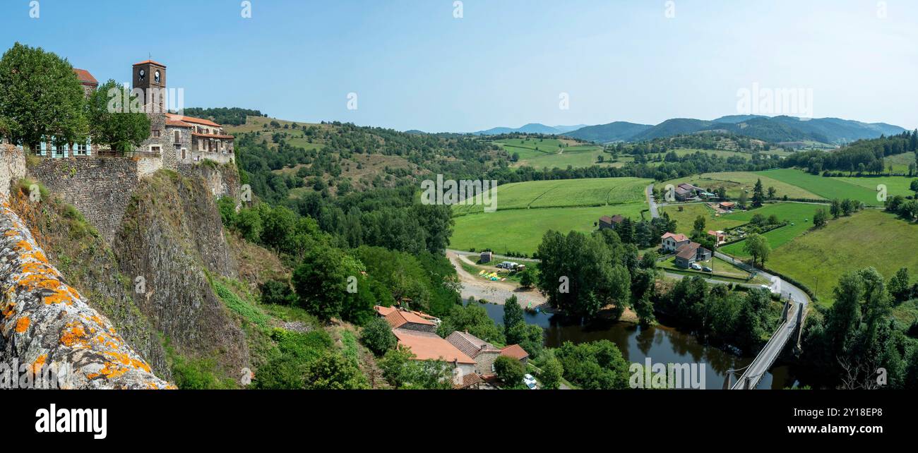 Village de Chilhac surplombant par une journée ensoleillée la vallée du Haut-Allier en haute-Loire, Auvergne-Rhône-Alpes, France Banque D'Images