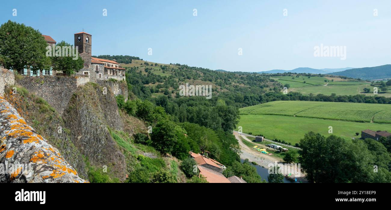 Village de Chilhac surplombant par une journée ensoleillée la vallée du Haut-Allier en haute-Loire, Auvergne-Rhône-Alpes, France Banque D'Images