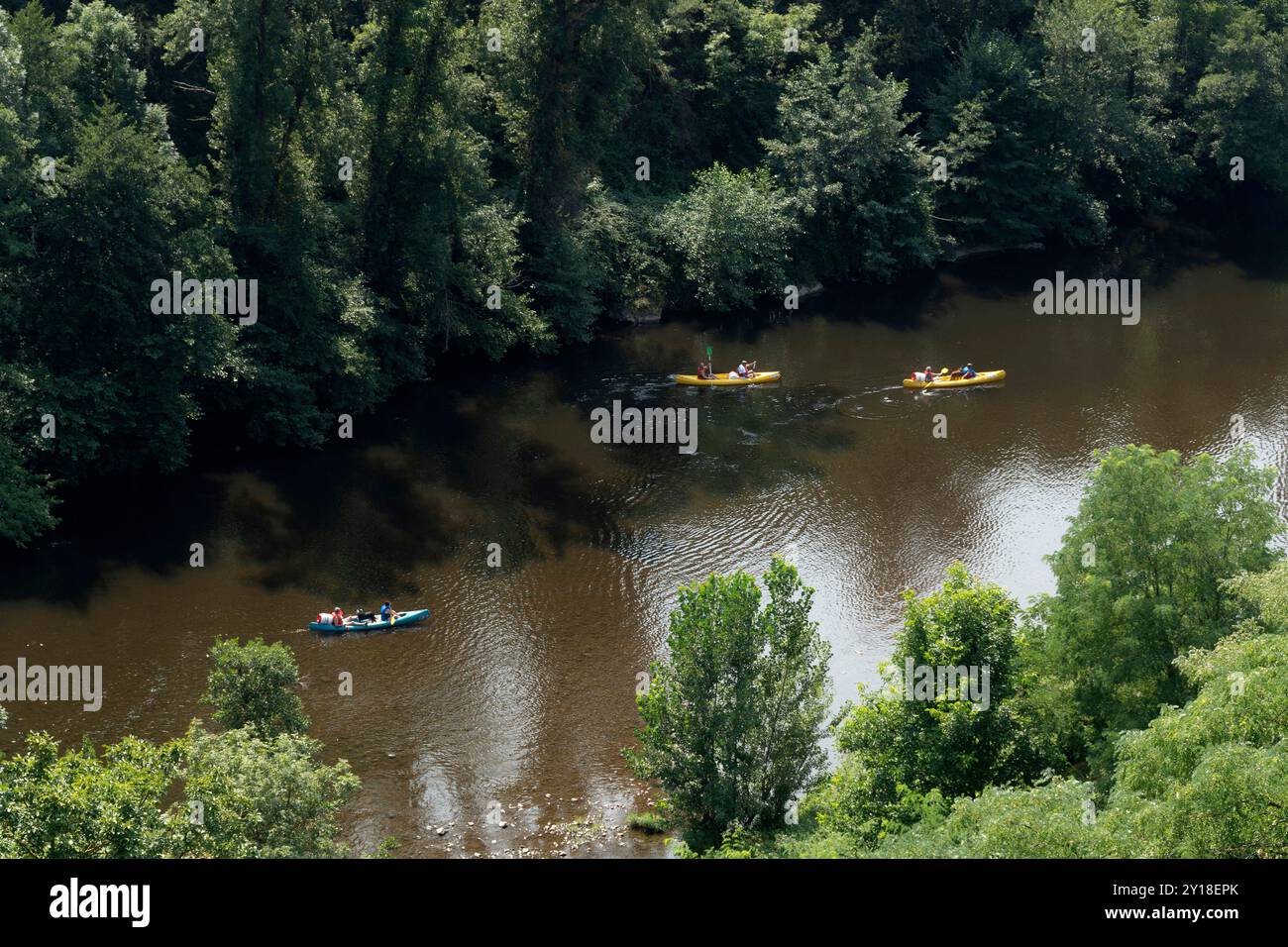 Canoë-kayak sur la rivière Allier à Chilhac, haute-Loire, présentant une activité de plein air populaire en Auvergne-Rhône-Alpes, France Banque D'Images