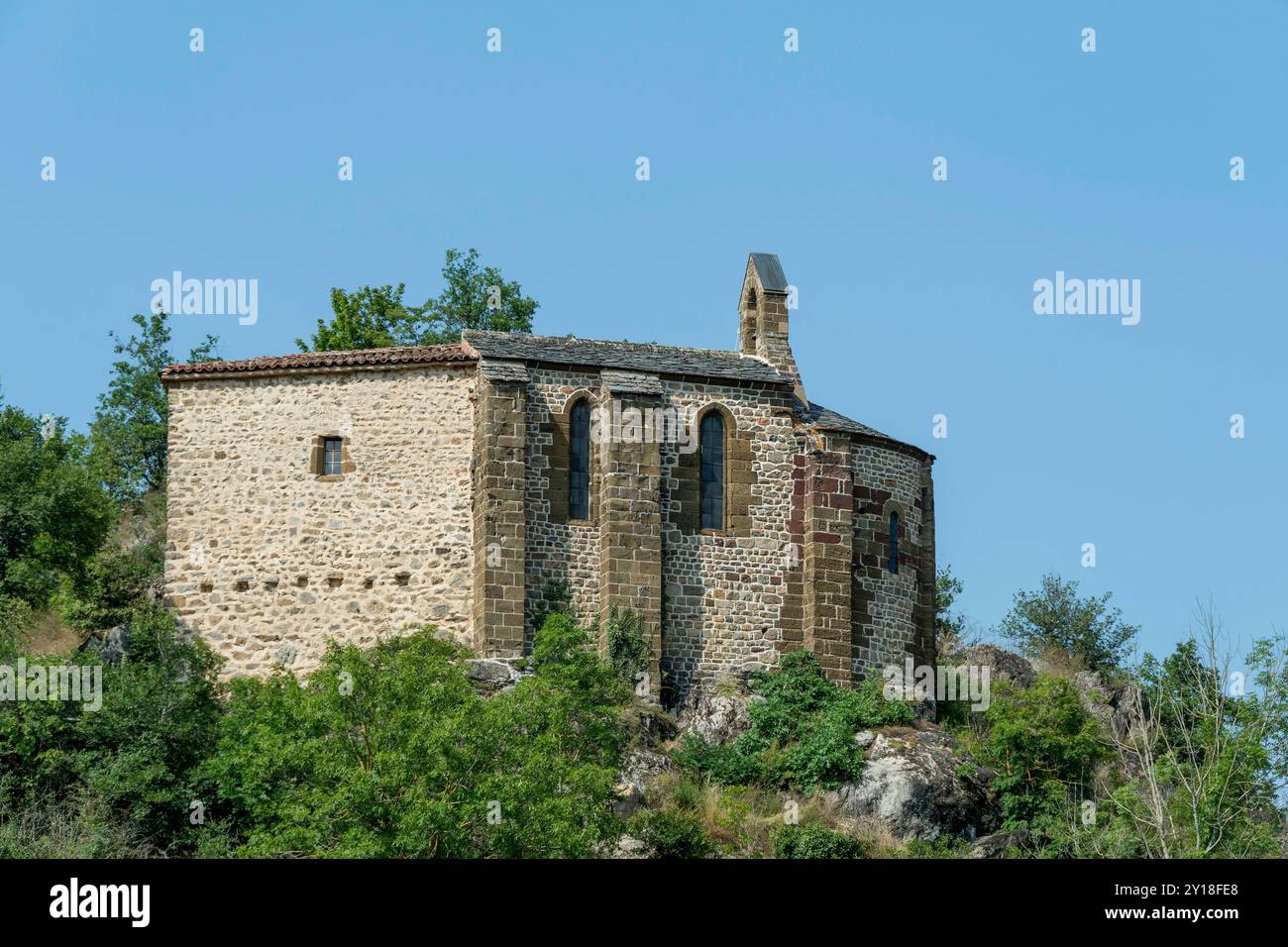 Village Aubazat. La chapelle Saint-Barthélemy se trouve bien en vue à Peyrusse, haute-Loire, France Banque D'Images