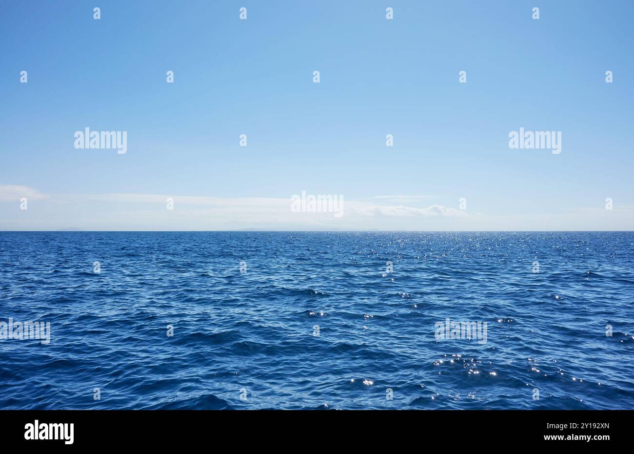 Paysage marin avec horizon et ciel dégagé, Océan Pacifique. Banque D'Images