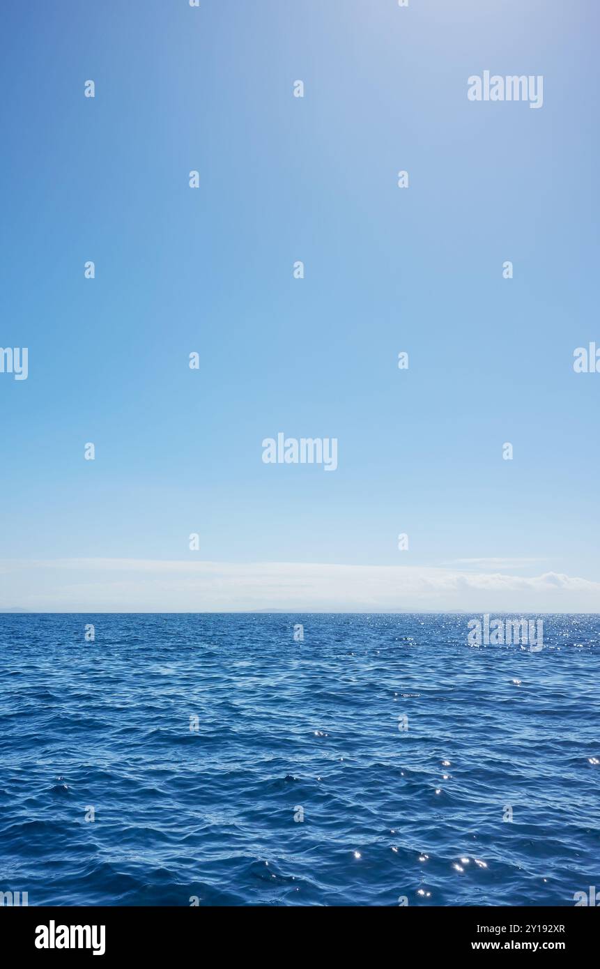 Paysage marin avec horizon et ciel dégagé, Océan Pacifique. Banque D'Images