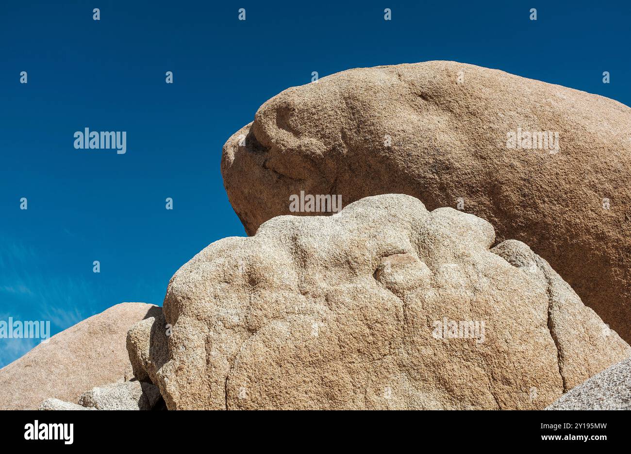 Trois grands rochers empilés avec un ciel bleu en arrière-plan Banque D'Images