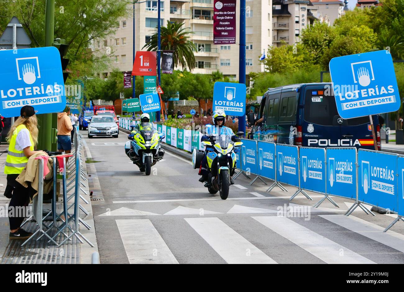 Police locale et Guardia civil moto menant des voitures de soutien 17ème étape Vuelta de Espana passant la Plaza de Italia Santander Cantabria Espagne Banque D'Images