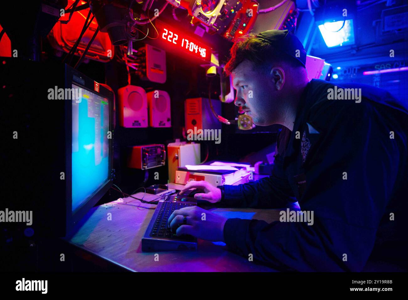 Le spécialiste des opérations de 2e classe suit le parcours du porte-avions de classe Nimitz USS Harry S. Truman (CVN 75), dans la console du système de gestion du voyage. Le Harry S. Truman Carrier Strike Group complète une formation intégrée de combat naval. Banque D'Images