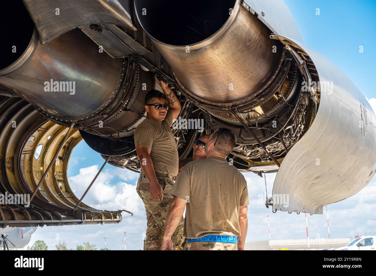 Les agents d'entretien de l'US Air Force inspectent l'intérieur d'un capot moteur sur un bombardier B-52H Stratofortress Banque D'Images