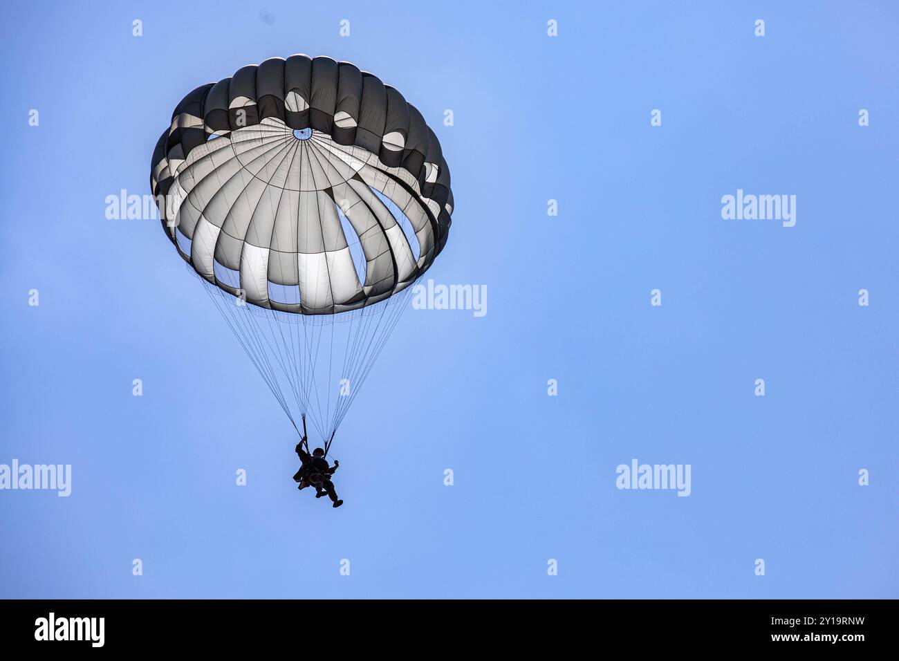 Un soldat de l'armée américaine descend sur la Drop zone à l'aide d'un parachute MC-6 Banque D'Images