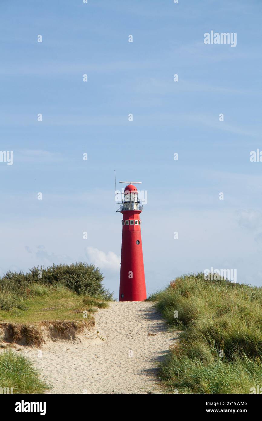 Sentier à travers les dunes jusqu'au phare rouge de l'île hollandaise Schiermonnikoog Banque D'Images
