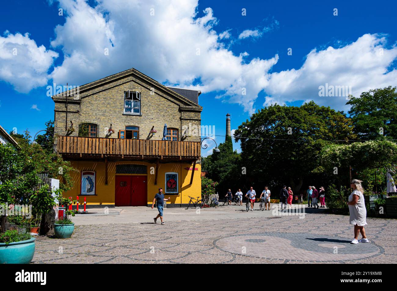 Vue d'un espace ouvert à Freetown Christiania, une communauté intentionnelle et commune dans le quartier Christianshavn de Copenhague Banque D'Images