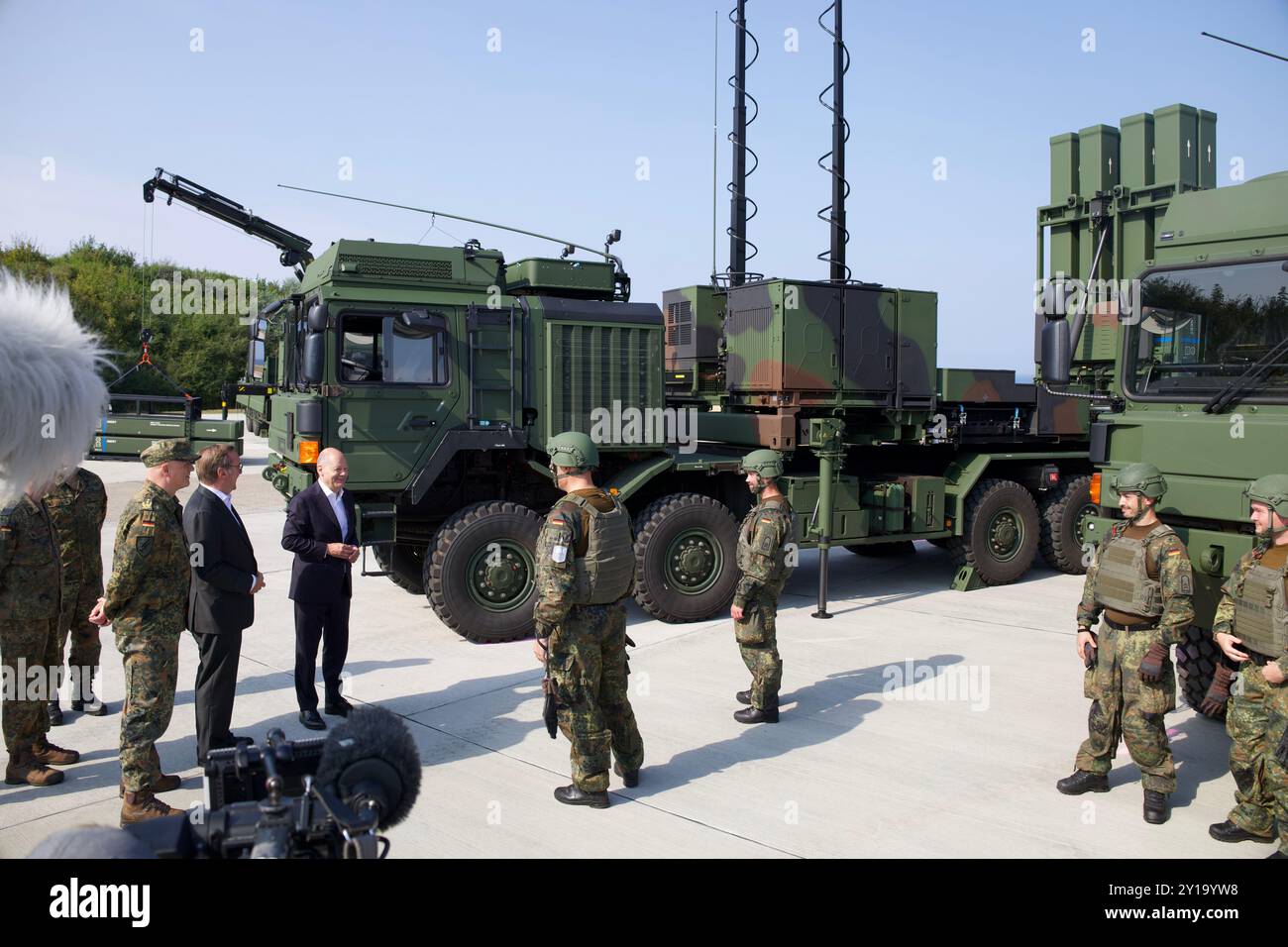 KIEL, ALLEMAGNE, 4 SEPTEMBRE 2024 : OLAF Scholz et Boris Pistorius assistent au lancement opérationnel du premier système de défense aérienne IRIS-T SLM de la Bundeswehr. Banque D'Images