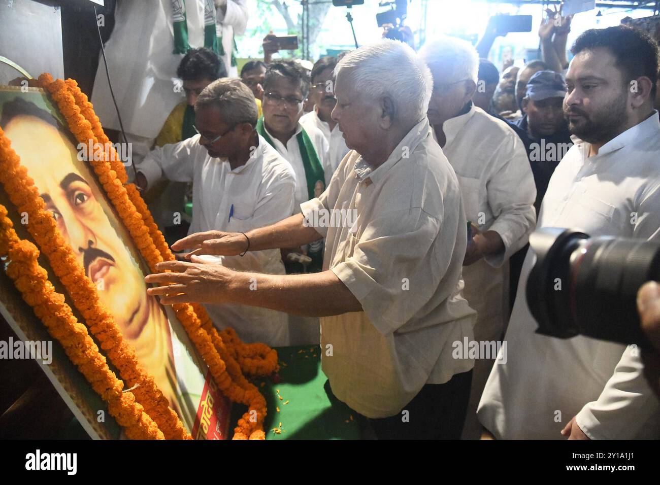 Patna, Inde. 05th Sep, 2024. PATNA, INDE - 5 SEPTEMBRE : le chef du RJD Lalu Prasad et le chef du parti Tejashwi Yadav rendent hommage à Amar Shaheed Jagdev Prasad lors de la cérémonie Shahadat Diwas au bureau du RJD le 5 septembre 2024 à Patna, en Inde. (Photo de Santosh Kumar/Hindustan Times/Sipa USA) crédit : Sipa USA/Alamy Live News Banque D'Images