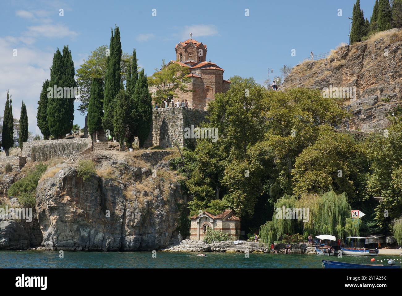 Lac Ohrid avec l'église Saint Clément à Ohrid en Macédoine du Nord Banque D'Images