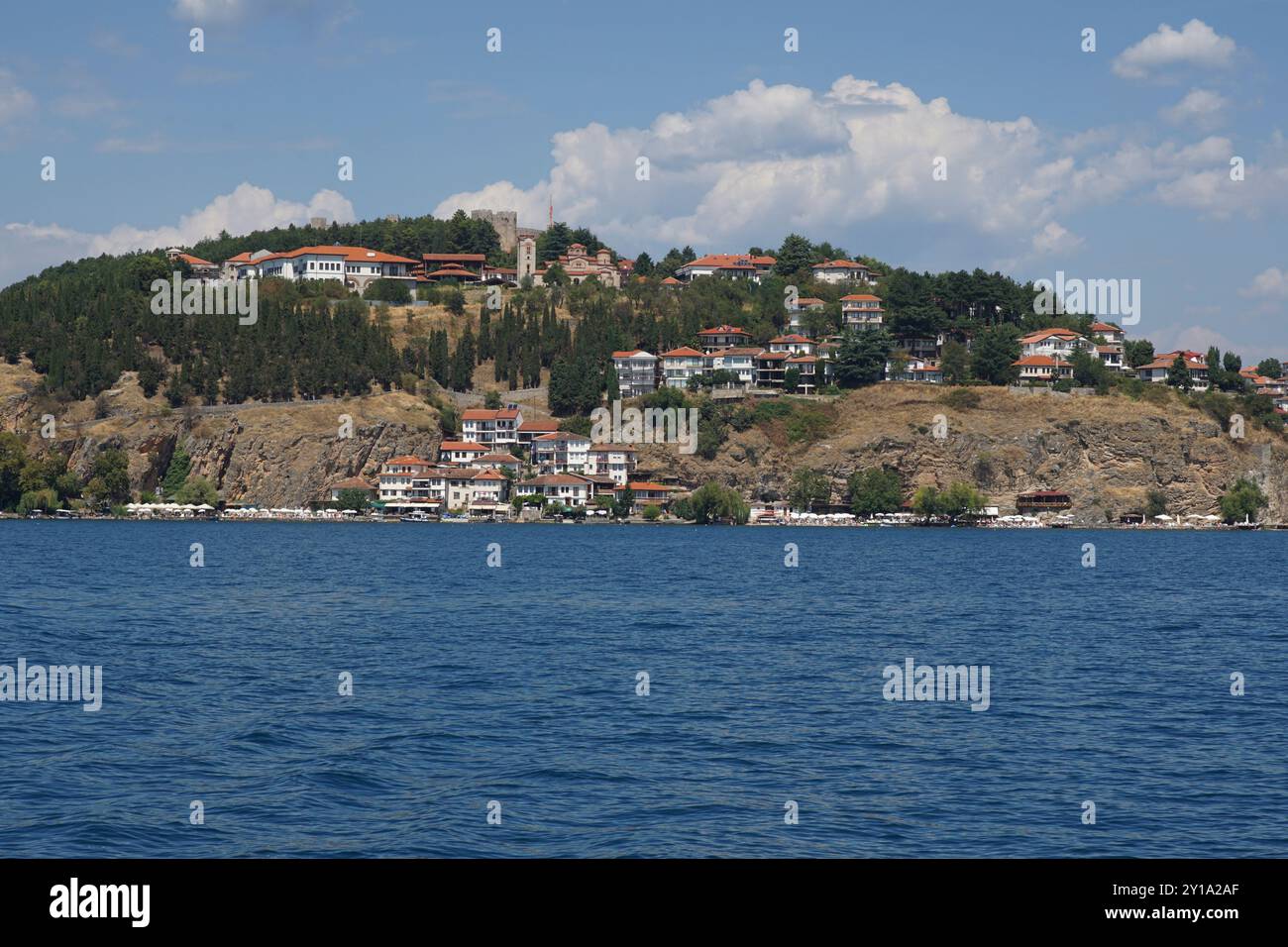 Lac Ohrid avec l'église de Saint Clément et la forteresse du tsar Samuel surplombant la ville historique d'Ohrid en Macédoine du Nord Banque D'Images