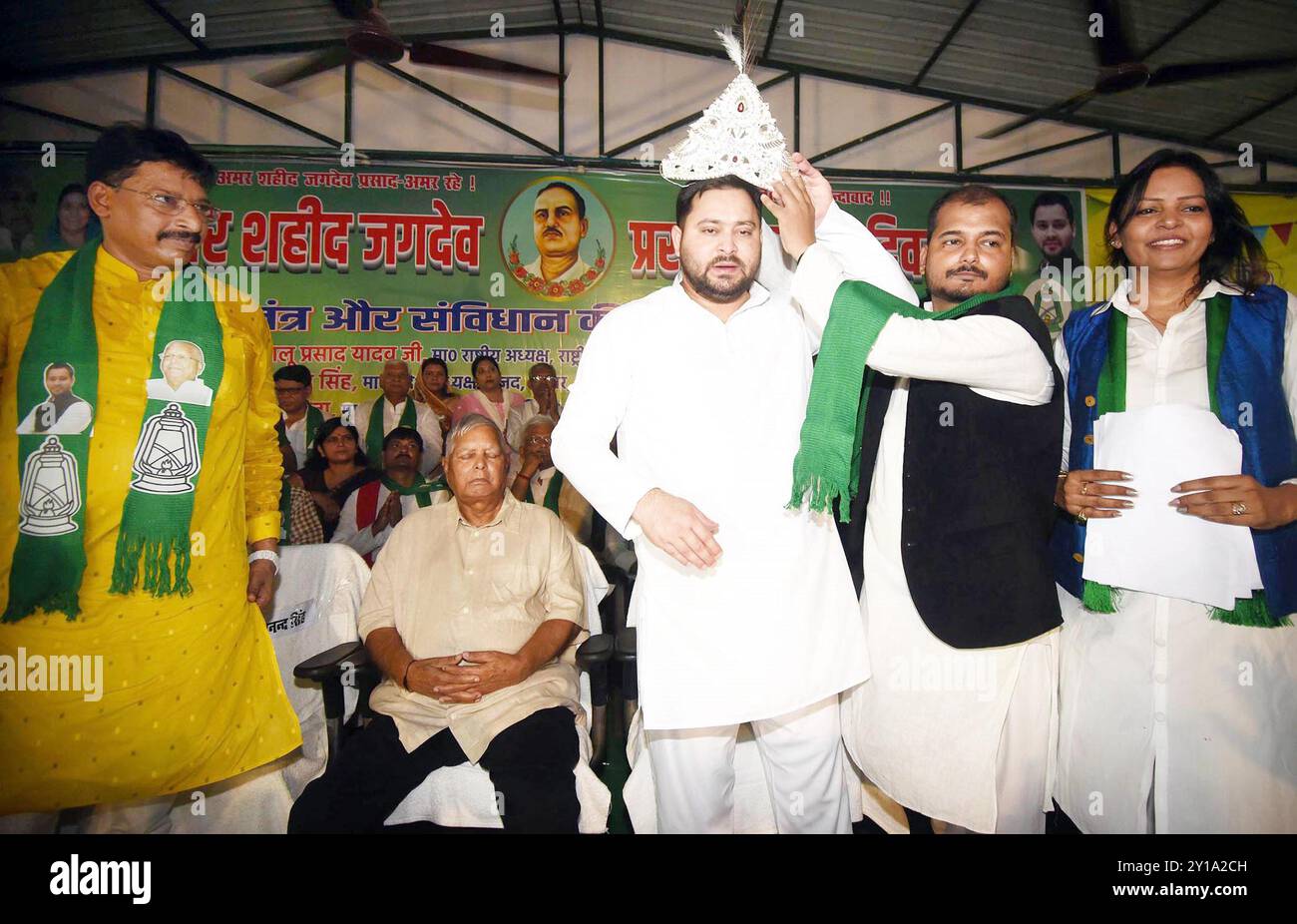 Patna, Inde. 05th Sep, 2024. PATNA, INDE - 5 SEPTEMBRE : Tejashwi Yadav, leader du RJD, récompensé par une couronne d'argent lors de la cérémonie d'Amar Shaheed Jagdev Prasad Shahadat Diwas au bureau du RJD le 5 septembre 2024 à Patna, en Inde. (Photo de Santosh Kumar/Hindustan Times/Sipa USA) crédit : Sipa USA/Alamy Live News Banque D'Images