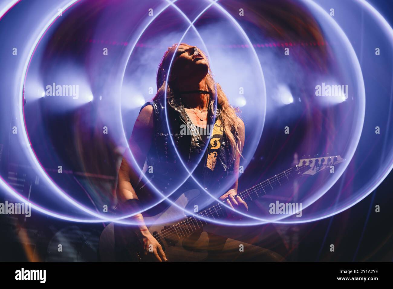 BARCELONE, ESPAGNE - juin 28 : Nita Strauss se produit sur scène au Poble Espanyol le 28 juin 2024. Banque D'Images