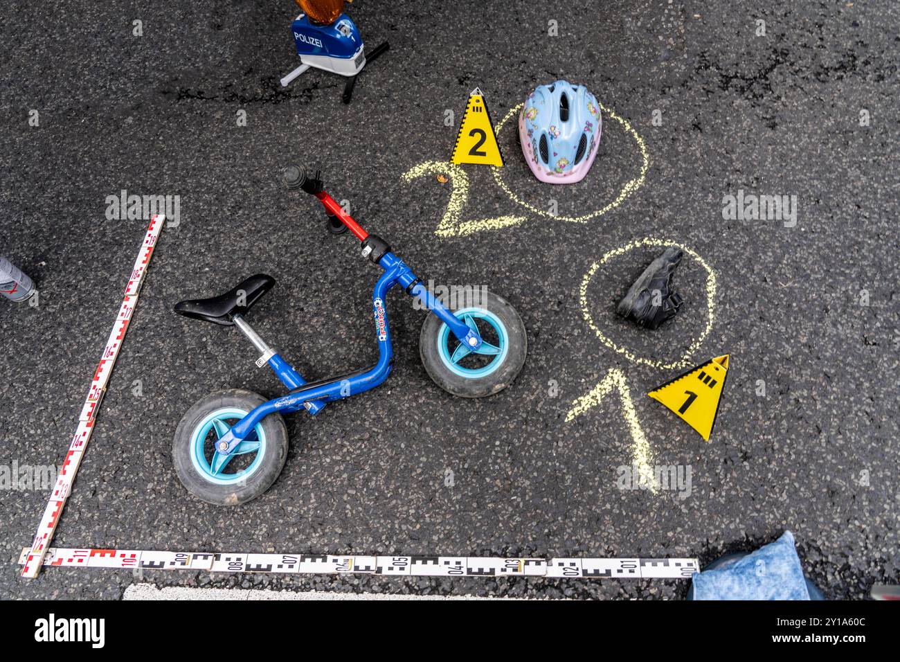 Marquages sur une scène d'accident avec un vélo d'équilibre pour enfants, casque, enregistrement d'accident reconstitué, lors d'un événement public de la police de Cologne, symbole Banque D'Images