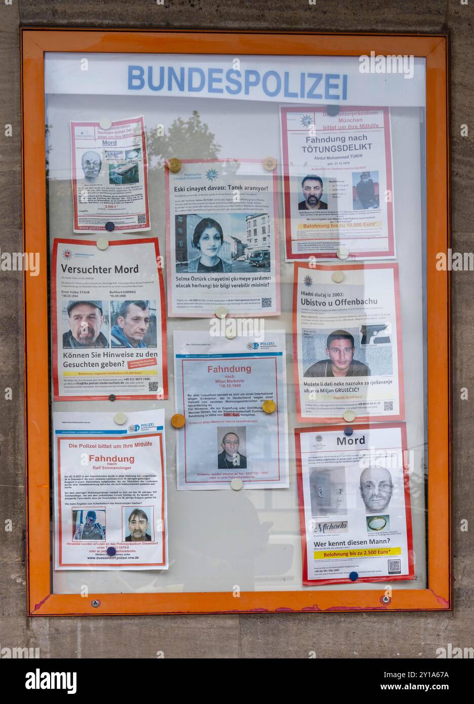 Poste de police de la police fédérale à la station principale, vitrine avec des affiches recherchées actuelles pour les criminels, terroristes, affiches recherchées, photo recherchée Banque D'Images