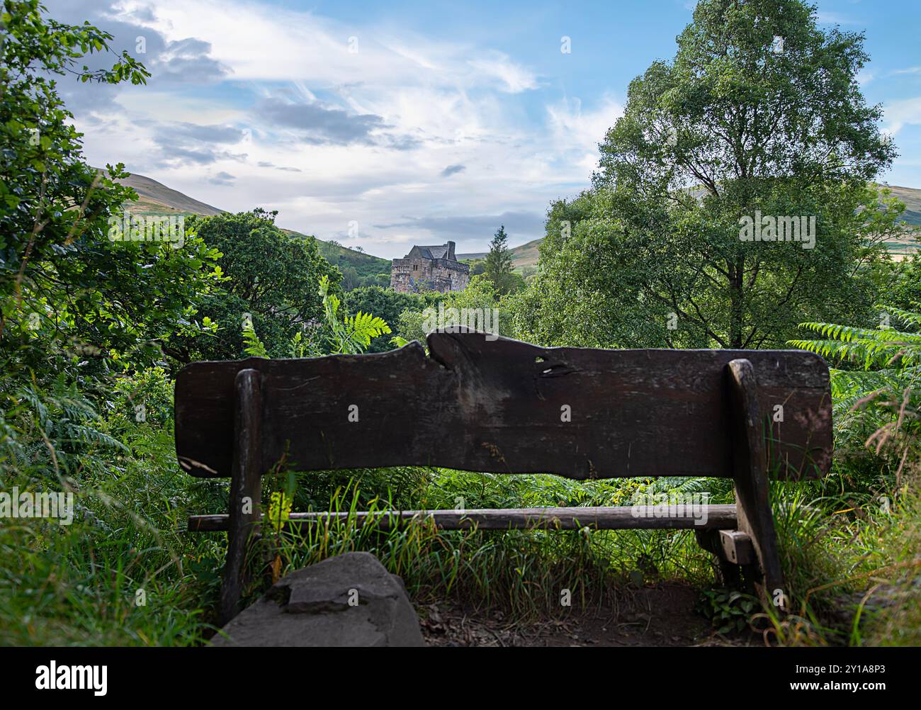 Photographie de paysage de banc, forêt et château, maison, colline ; randonnée, randonnée, sentier ; point de vue ; ciel ; nuage, destination ; voyage ; Écosse ; Royaume-Uni; Banque D'Images