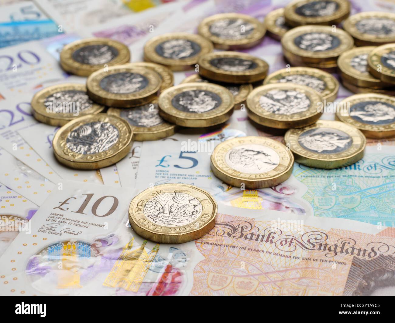 Gros plan des pièces de monnaie et billets de la livre britannique en espèces Banque D'Images