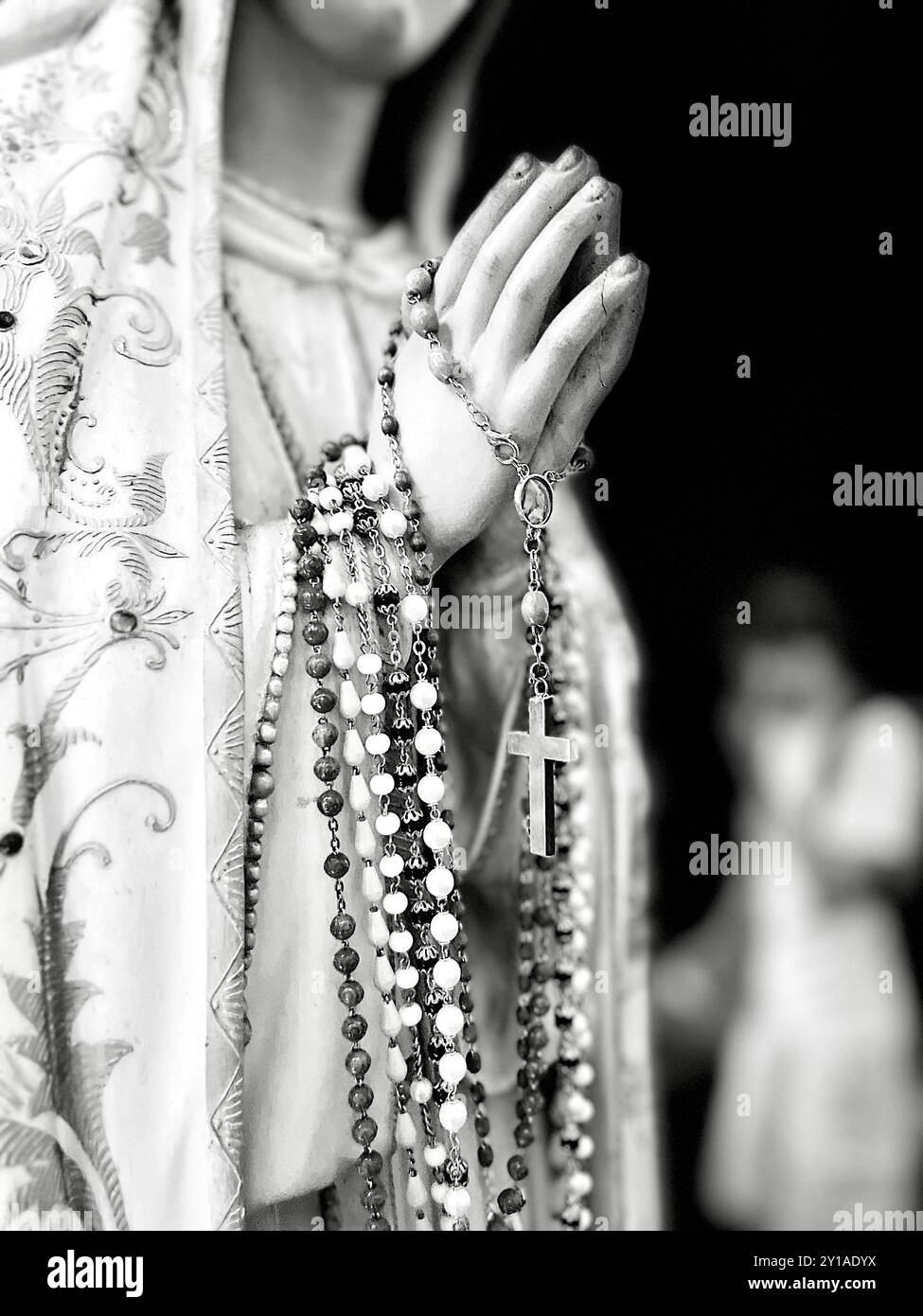 Gros plan des mains, Statue de la Vierge Marie avec des perles de Rosaire, la cathédrale de Silves, Silves, sud du Portugal. Europe. Banque D'Images