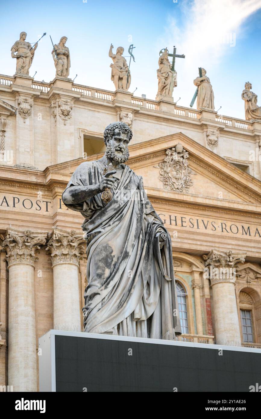 La statue de Saint Pierre devant la basilique Saint Pierre au Vatican. Banque D'Images