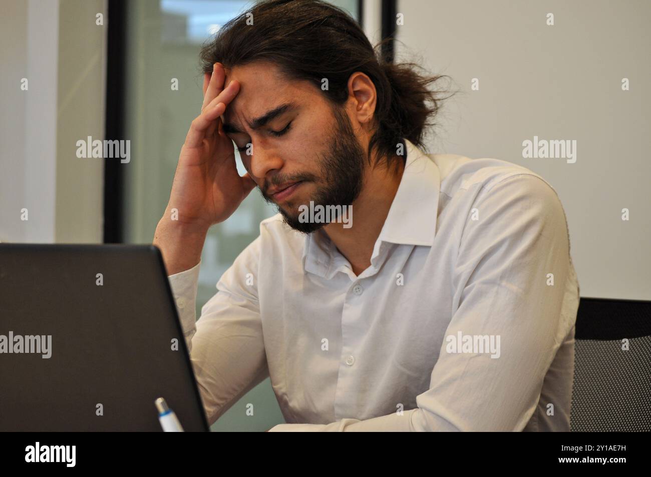 Homme dans le bureau d'affaires regardant stressé Banque D'Images