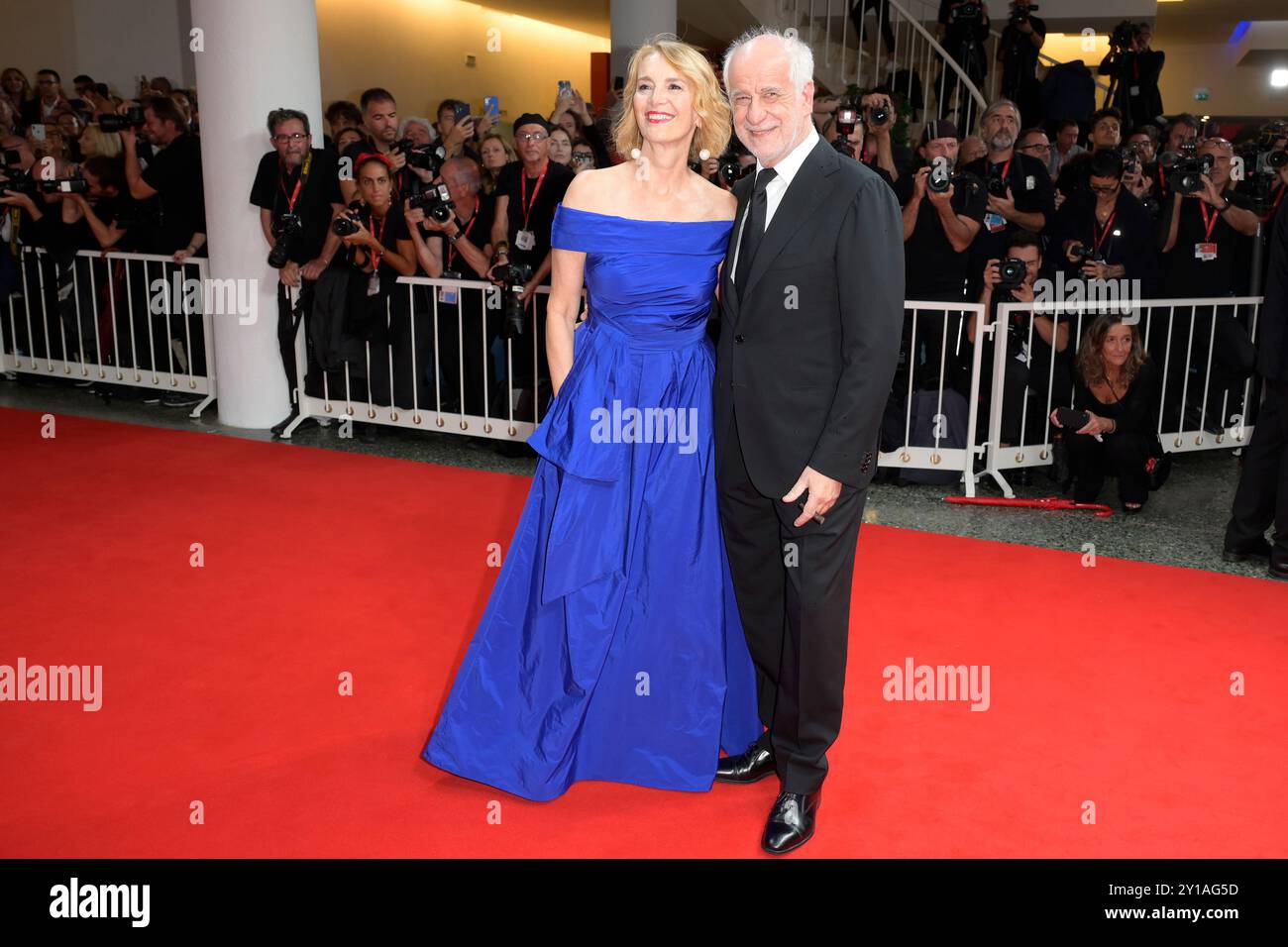 Venise Lido, Italie. 05th Sep, 2024. Manuela Lamanna (à gauche) et Tony Servillo (à droite) assistent au tapis rouge du film 'Iddu Sicilian Letters' au 81e Festival du film de Venise dans le Lido de Venise. Crédit : SOPA images Limited/Alamy Live News Banque D'Images