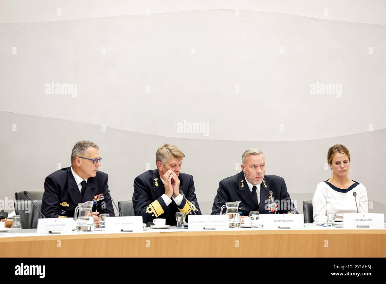 LA HAYE - Lieutenant-amiral Rob Bauer (2er) (président du Comité militaire de l'OTAN) lors d'un entretien avec la Chambre des représentants. ANP ROBIN VAN LONKHUIJSEN pays-bas OUT - belgique OUT Banque D'Images