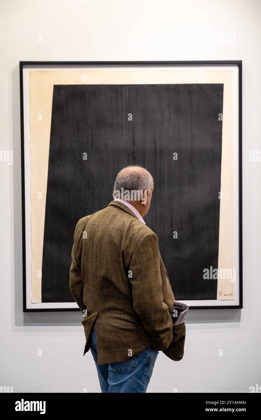 New York, NY, États-Unis. 5 septembre 2024. Le salon annuel de l'armurerie, qui se déroule jusqu'au 8 septembre 2024, est une exposition présentant plus de 225 galeries de plus de 35 pays présentant l'art moderne et contemporain ouverte au public au Javits Center. Sérigraphie de Richard Serra sur papier 'Tujunga Blacktop' dans la galerie Ludorff. Crédit : Ed Lefkowicz/Alamy Live News Banque D'Images