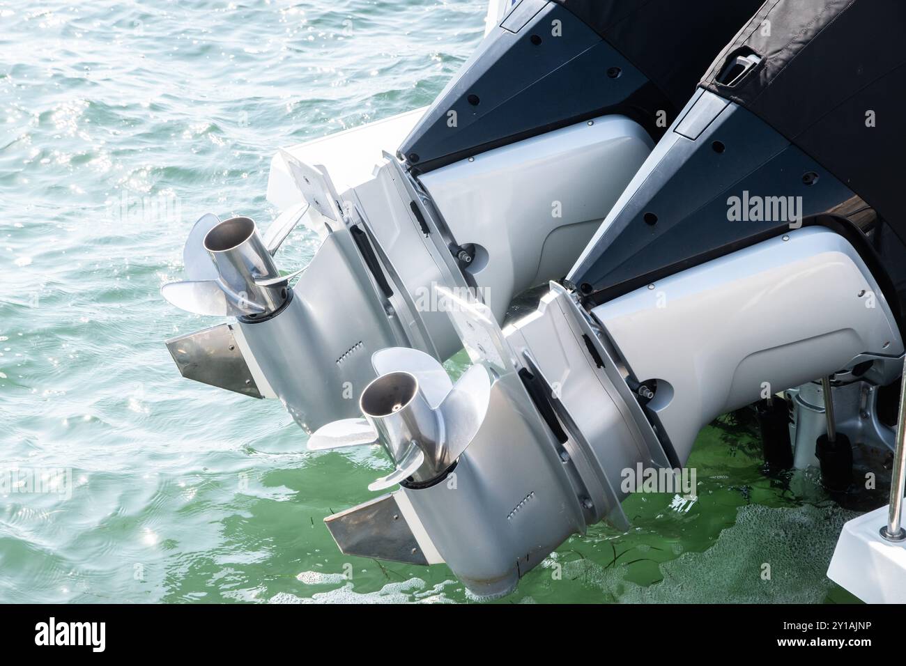 Hélice de moteur hors-bord sur bateau à moteur gros plan sur fond d'eaux de mer Banque D'Images