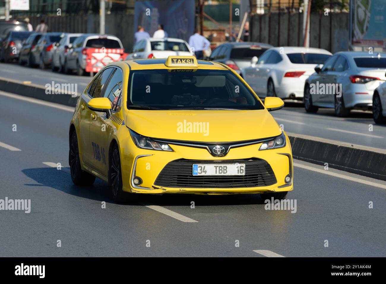 ISTANBUL, TURQUIE - 30 AOÛT 2024 : taxi turc en route à Istanbul. 25 000 lignes de taxi Istanbul sont en service. Banque D'Images ISTANBUL, TURQUIE - 30 AOÛT 2024 : taxi turc en route à Istanbul. 25 000 lignes de taxi Istanbul sont en service. Banque D'Images