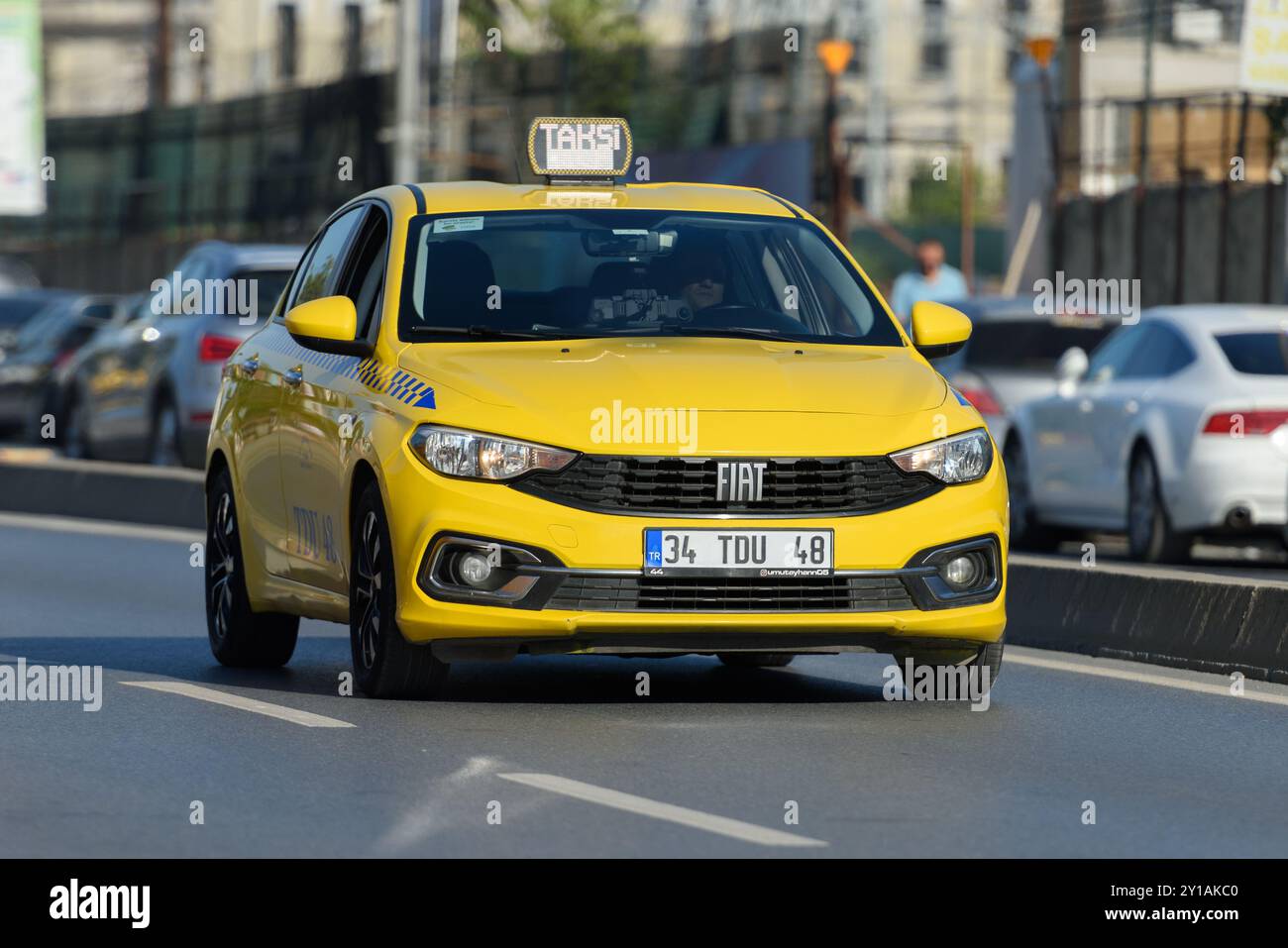 ISTANBUL, TURQUIE - 30 AOÛT 2024 : taxi turc en route à Istanbul. 25 000 lignes de taxi Istanbul sont en service. Banque D'Images ISTANBUL, TURQUIE - 30 AOÛT 2024 : taxi turc en route à Istanbul. 25 000 lignes de taxi Istanbul sont en service. Banque D'Images