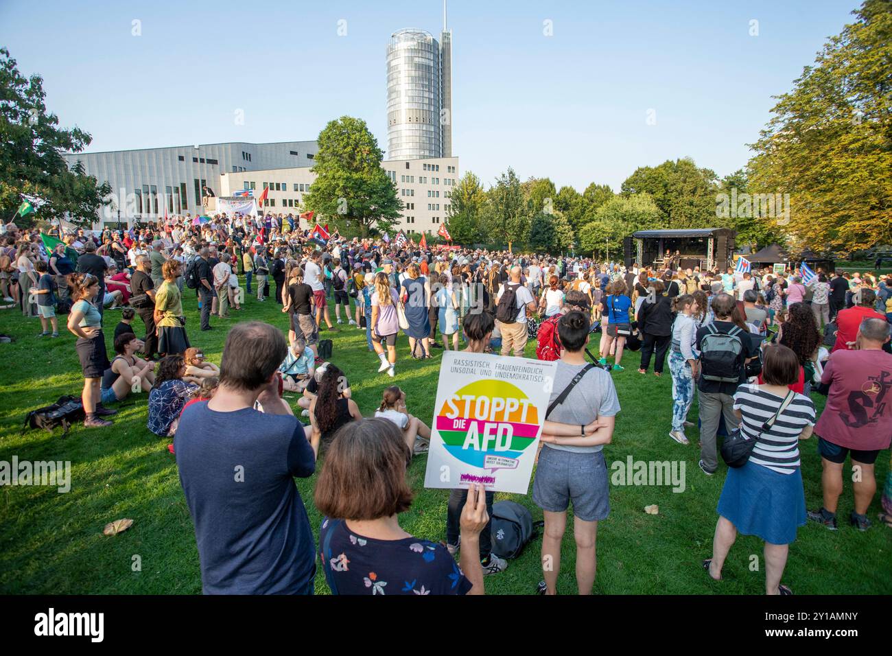 Démonstration gegen den AFD-Bürgerdialog in der Philharmonie. 05.09.2024, UE, DEU, Deutschland, Rhénanie-du-Nord-Westphalie, Essen : mehrere tausend Menschen ziehen vom Hirschlandplatz am Hauptbahnhof vorbei zum Stadtgarten, um gegen den sogenannten Bürgerdialog der AFD in der Philharmonie zu protestieren. In unmittelbarer Nähe zur AFD-Veranstaltung im Stadtgarten finden Kundgebungen und der Rave Bass gegen Hass statt. IM benachbarten Alto Theater findet zeitgleich eine Gegenveranstaltung mit Publizist Michael Friedmann statt. Organisiert wurde der Protest von zusammen gegen Rechts Essen, Beschäftigten Banque D'Images