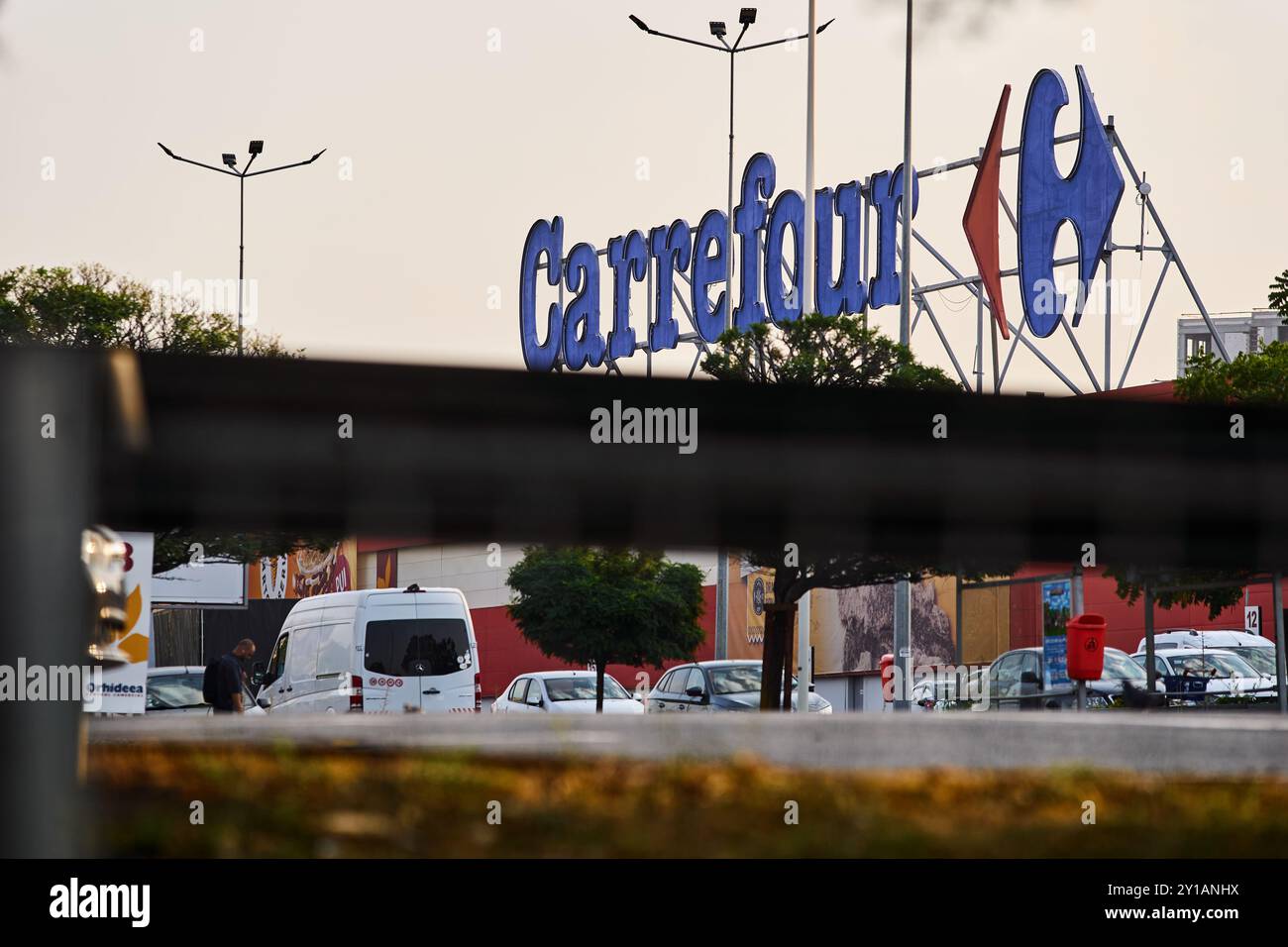 Bucarest, Roumanie - 04 septembre 2024 : le logo de la multinationale française Carrefour est visible au-dessus de sa boutique située dans l'Orhideea Shoppi Banque D'Images