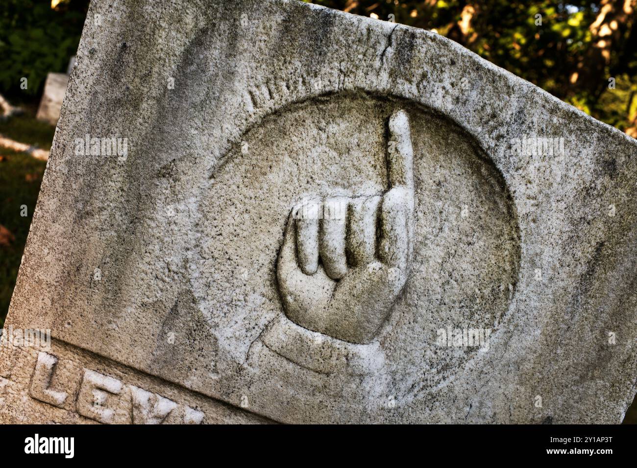 Vieille pierre tombale au cimetière Banque D'Images